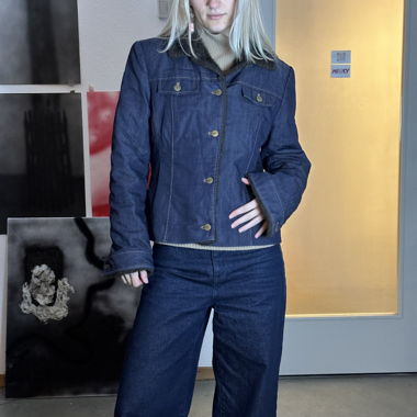 Veste en denim bleu marine avec bordure en fausse fourrure