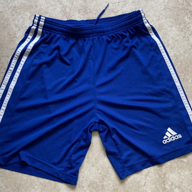 Short de sport Adidas bleu taille 176