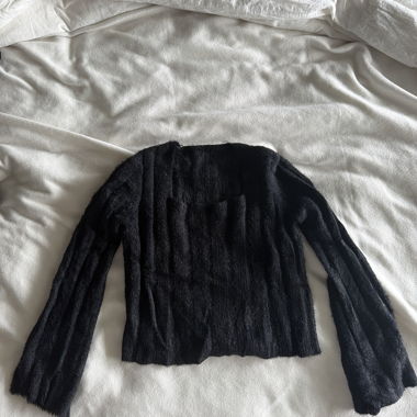 Maglione nero morbido e peloso