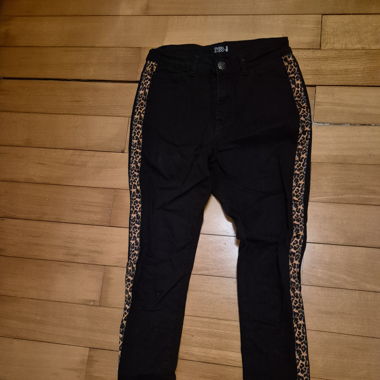 Schwarze Jeans mit Leomuster