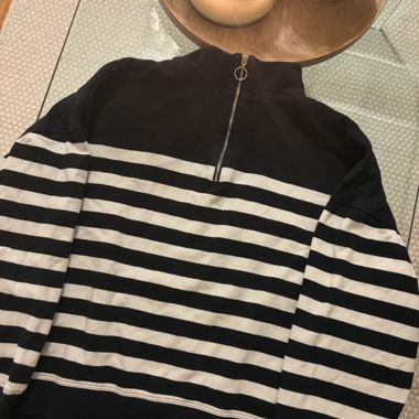 Schwarzer gestreifter Zip-Pullover
