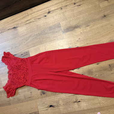 Rote Spitzen-Overall