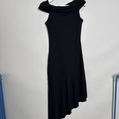 Abito nero con spalle scoperte