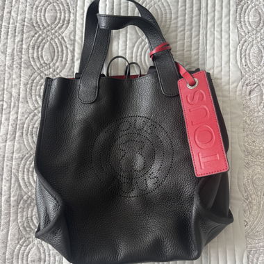 Sac TOUS noir avec détailles rouges 