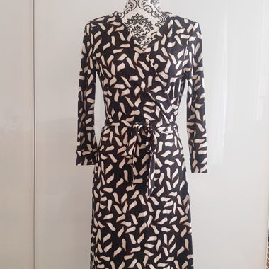 Robe portefeuille DVF noire et creme