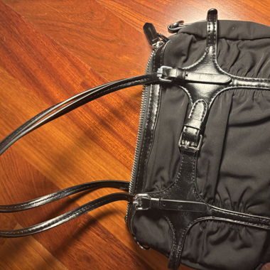 schwarze Handtasche 