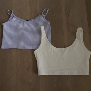 2 tops courts dans des couleurs pastel