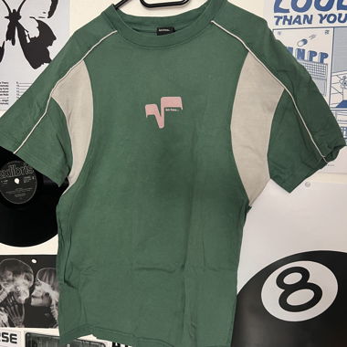T-shirt verde con grafica