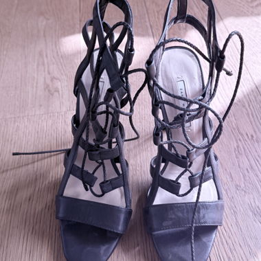 ZARA WOMAN schwarze Schnür-Sandaletten mit hohem Absatz