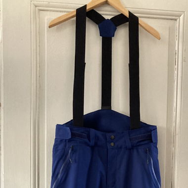 Dunkelblaue Skihose mit abnehmbaren Trägern