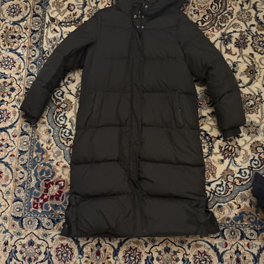 Schwarzer langer Puffer-Mantel