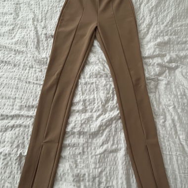 Pantalon stretch élégant avec fente 