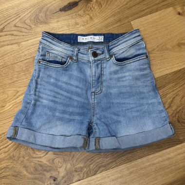Kurze Jeanshose