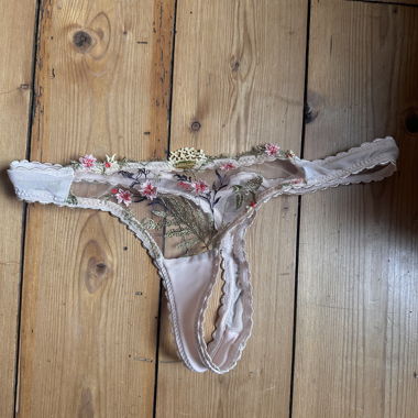 Bestickter String-Tanga von Nette Rose