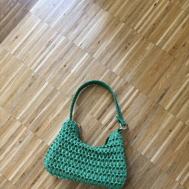 Tasche Baguette Bag Grün Geflochten Gold