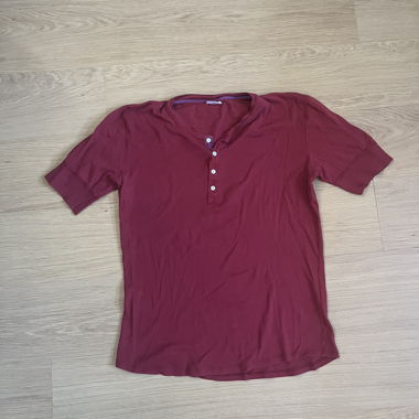 Bordeauxfarbenes T-Shirt mit kurzen Ärmeln