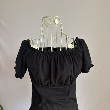 schwarzes T-Shirt mit Details