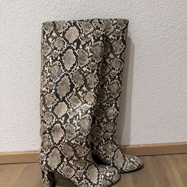 Stivali con stampa serpente