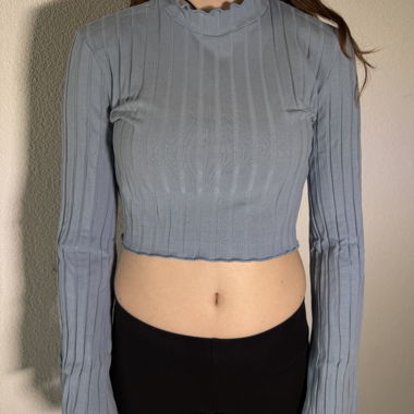 Crop top blu a maniche lunghe (addome scoperto)