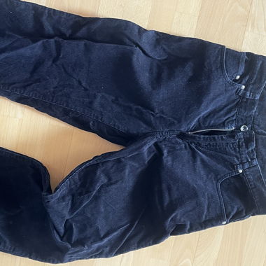schwarze geriffelte Hose 