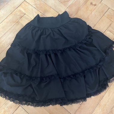 Jupe gothique noire à dentelle 