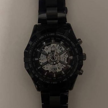 Montre pour homme au design sportif noir