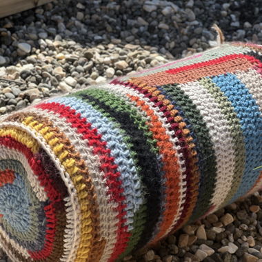 Handgehaekelte bunte Rolle