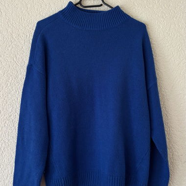 Blauer Strickpullover