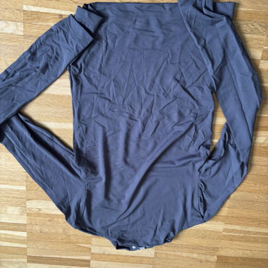 Dunkles Langarmshirt
