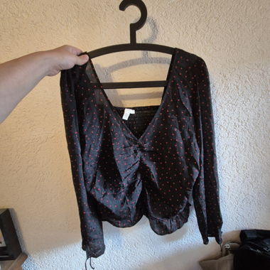 Schwarzes Top mit Herzen