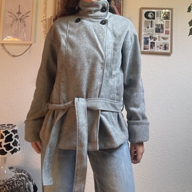 Manteau court boutonné haut