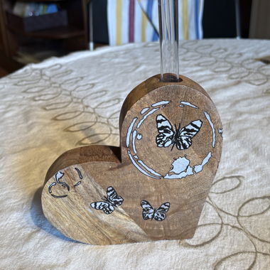 Herz Blumenständer mit Hand-Pyrographie graviert