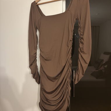 Braunes gerafftes Langarmkleid