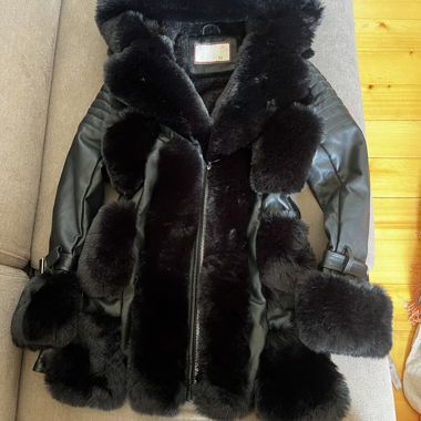 Cappotto nero con cappuccio, pelliccia e pelle