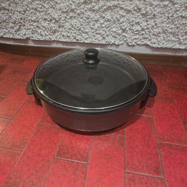 Large round sauté pan with glass lid