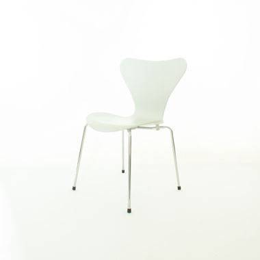 Arne Jacobsen Chair (Model 3107) . Fritz Hansen
