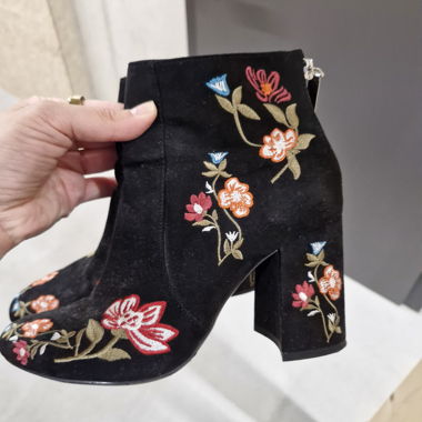 Stiefeletten in schwarz mit Blumen