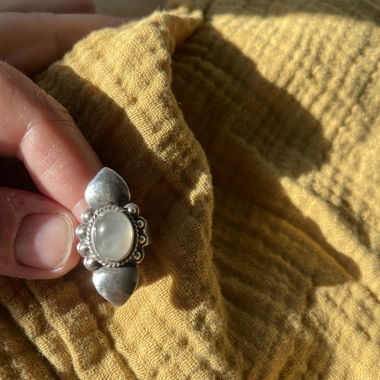 Joli anneau en argent avec pierre de lune