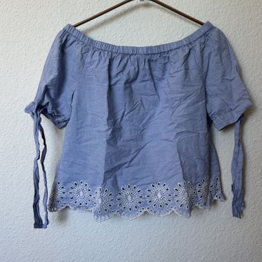 niedliches blaues Hemd