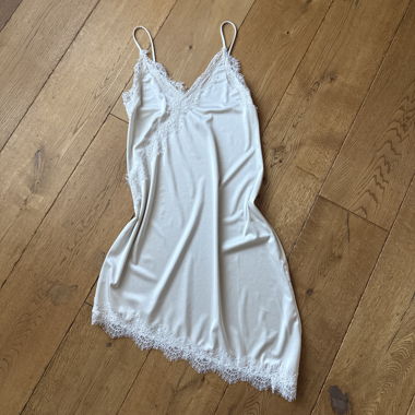 Weisses Negligé-Kleid aus Spitze