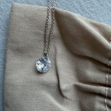 Collana color argento con ciondolo