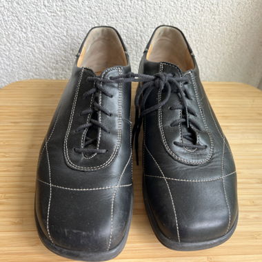 Comode scarpe in pelle da donna nere di Ladysko