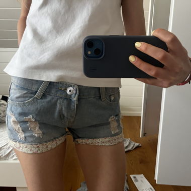 Shorts en jean à taille basse avec motif floral
