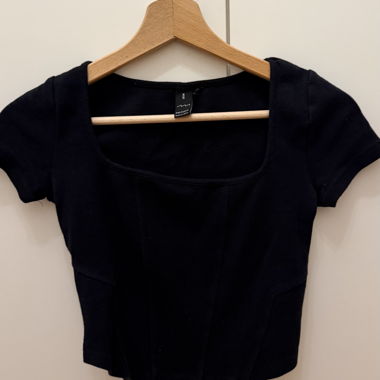 Top nero con scollo quadrato