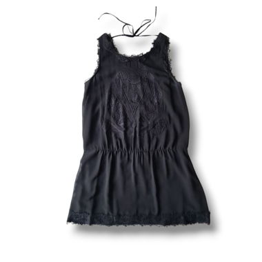 Robe noire, dos ouvert en V, dentelle, taille 40