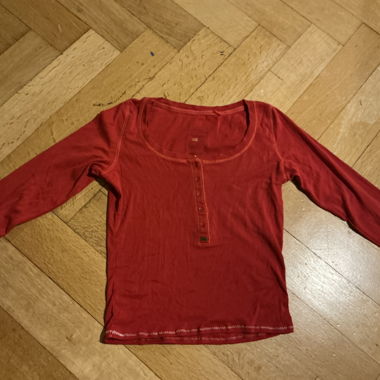 Rotes Top mit langen Ärmeln