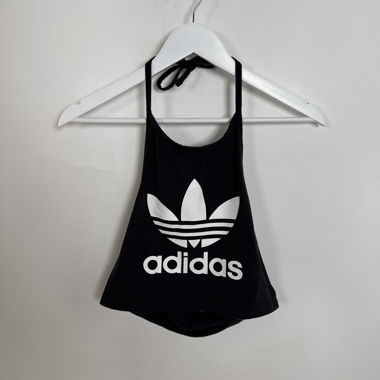 Top nero Adidas con scollo a cuore