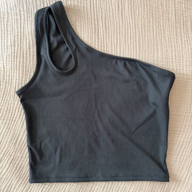 One-shoulder top with cut-out
