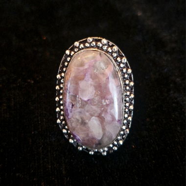 Anello in charoite naturale