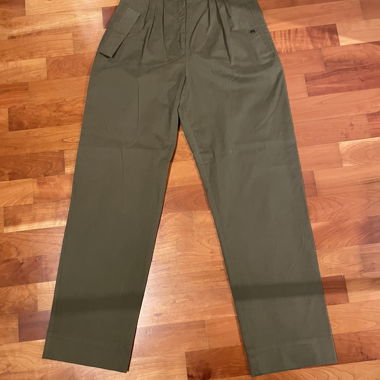  High-Waist Hose in Khaki mit Gürtel